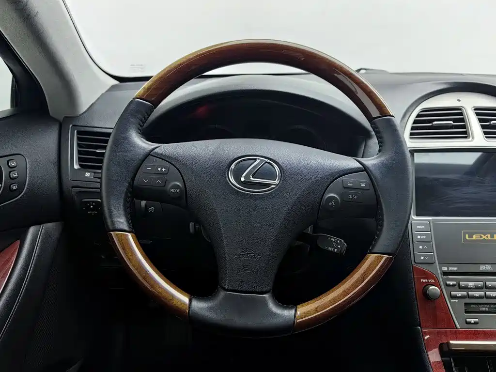 Фото 11 - Lexus ES