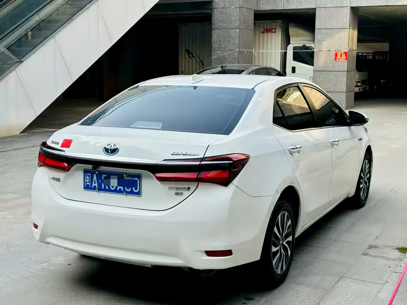 Toyota Corolla 2017 Facelift Hybrid 1.8L E-CVT Leading Edition фото 5