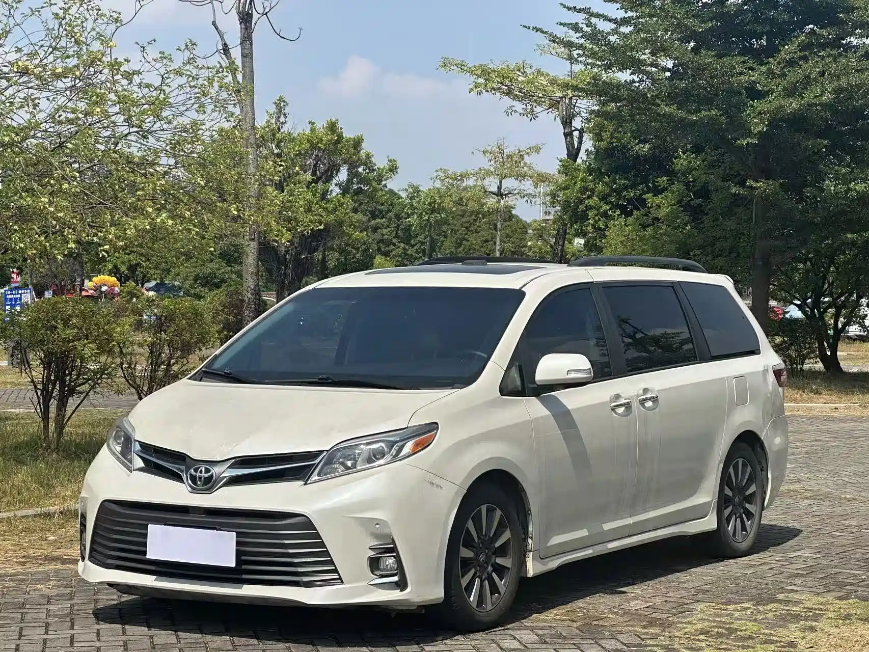 Photo 1 - Toyota Sienna