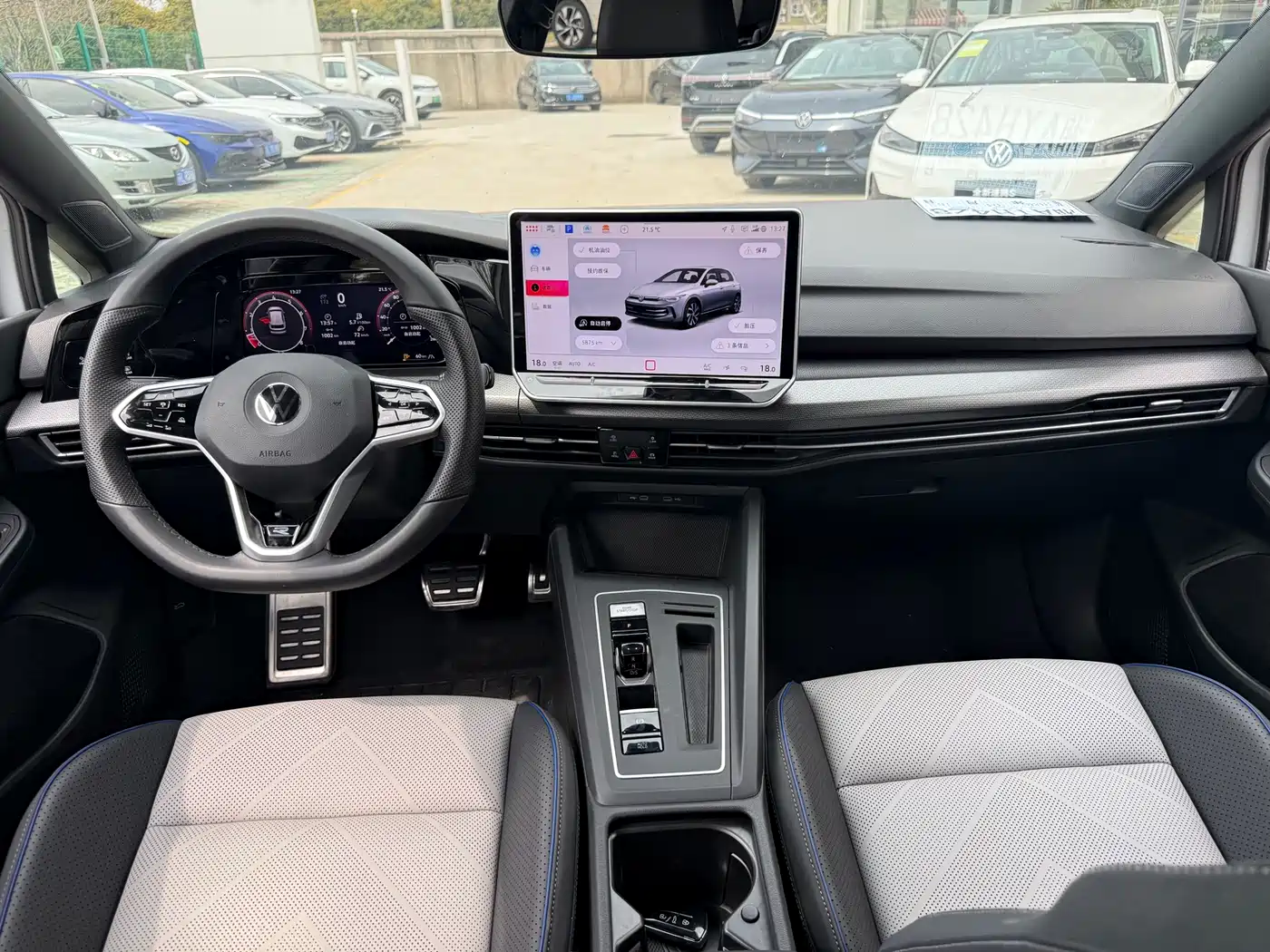Volkswagen Golf 2025 300TSI R-Line фото 8