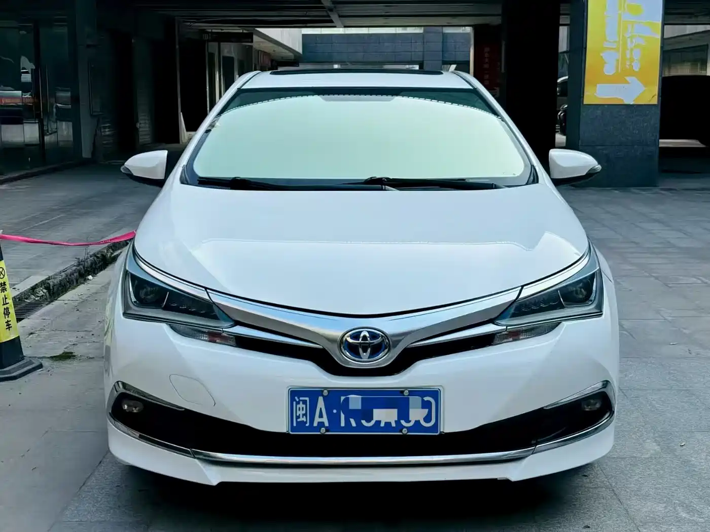 Toyota Corolla 2017 Facelift Hybrid 1.8L E-CVT Leading Edition фото 2