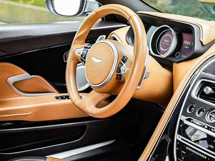 Aston Martin DB11 2016 5.2T Launch Edition фото 10