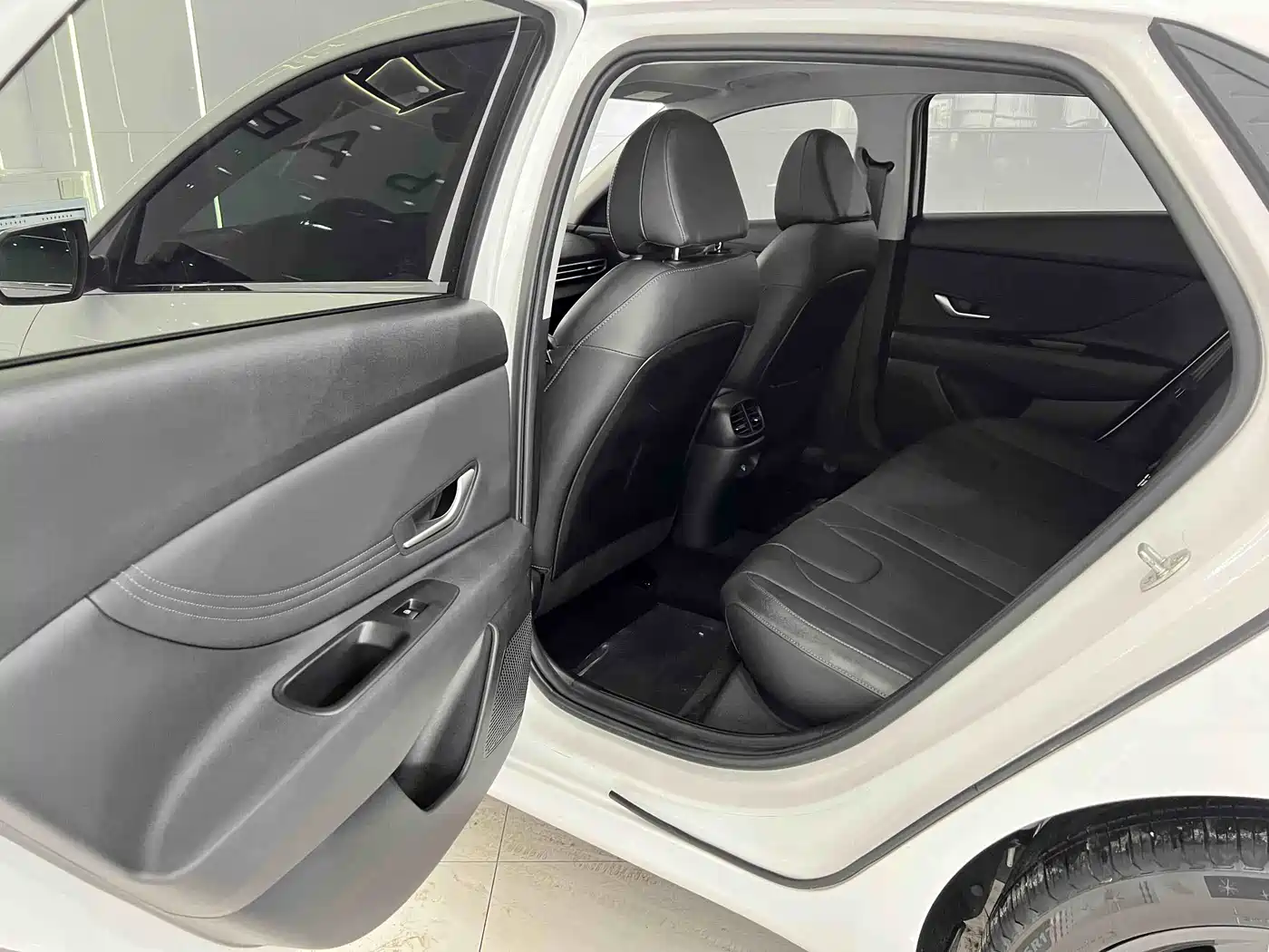 Hyundai Elantra 2023 Model 1.5L CVT LUX Premium Edition фото 11