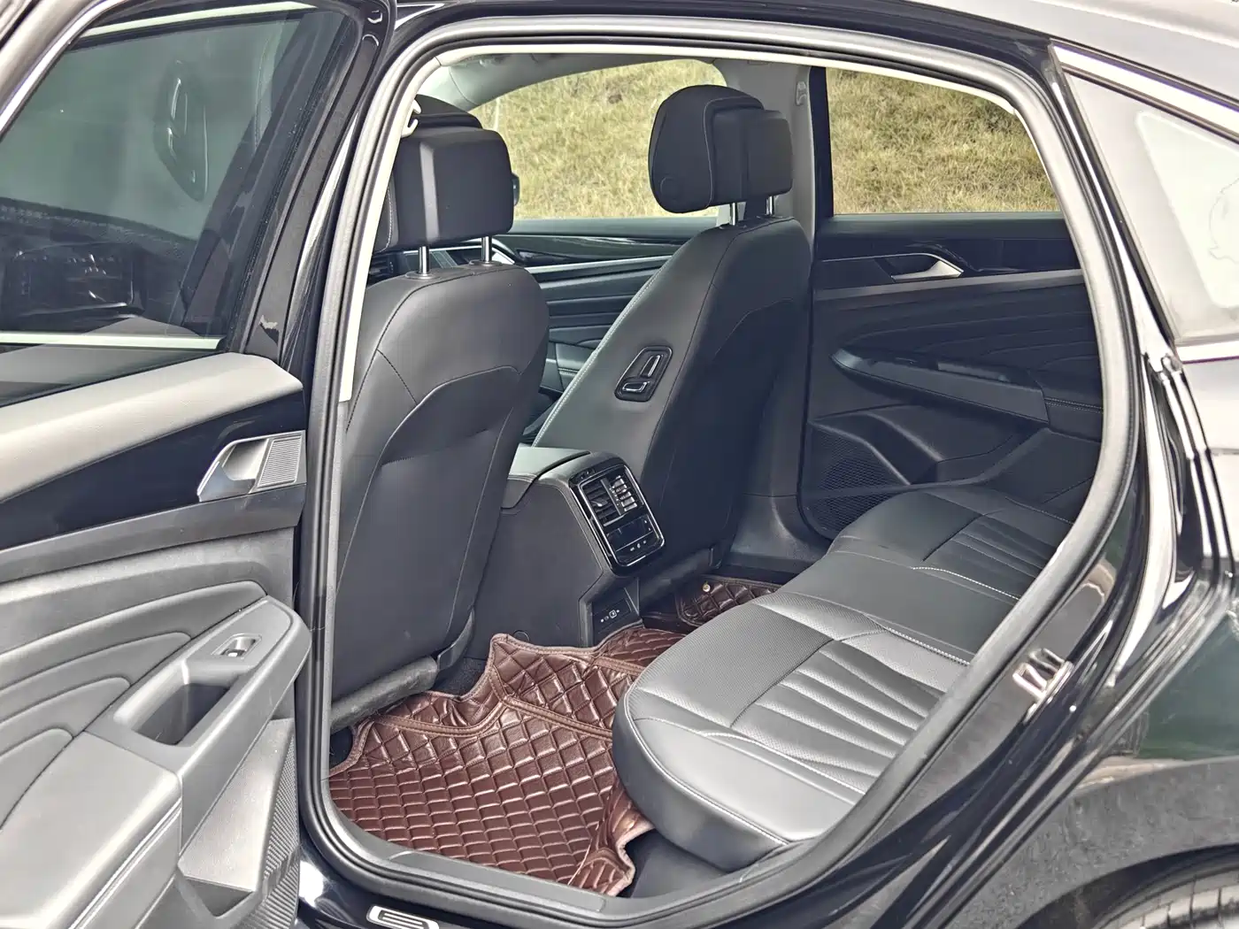 Volkswagen Passat 2025 Outstanding 330TSI Elite Edition фото 4