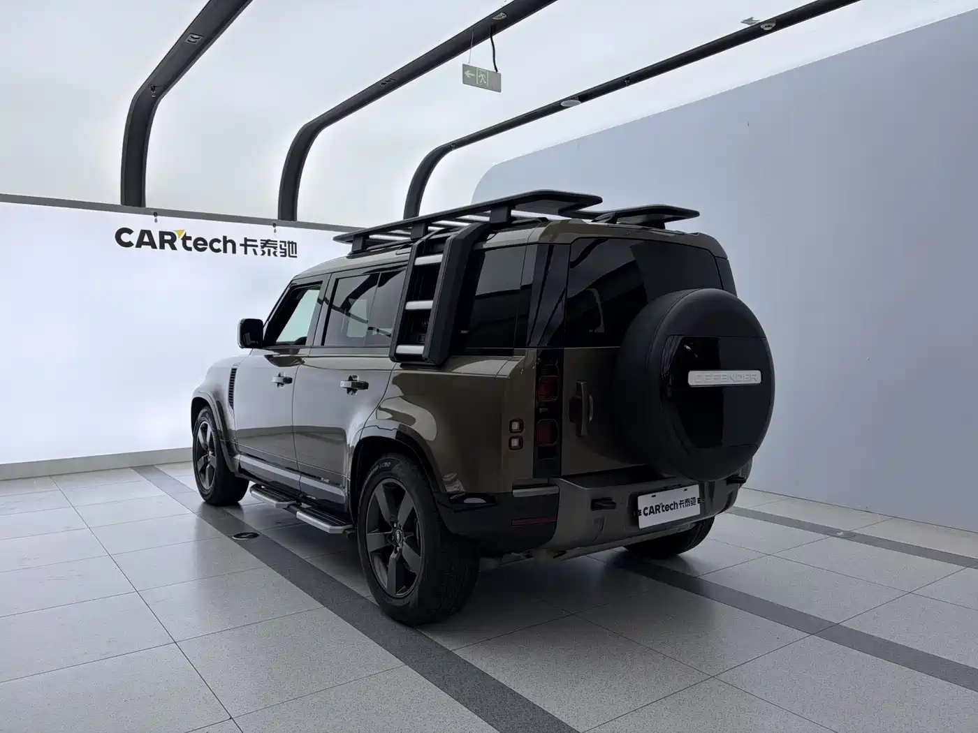 Land Rover Defender 2022 110 P400 Dark Special Edition фото 8