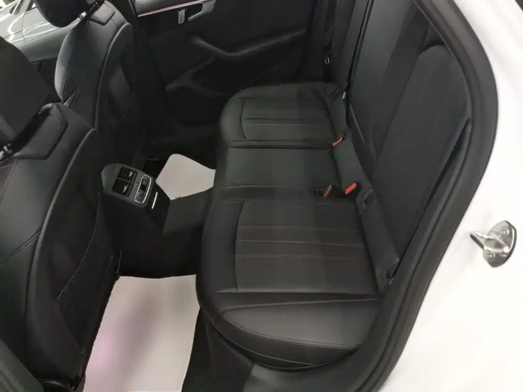 Фото 17 - Audi A4L