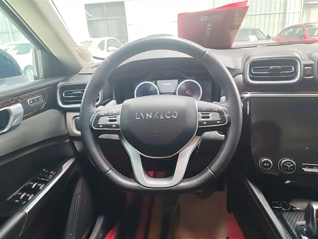 Lynk & Co 02 2018 2.0T DCT AWD Pro Edition China V фото 11