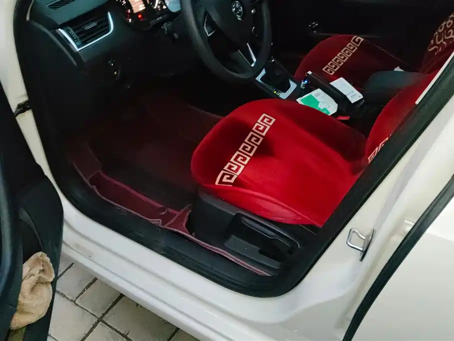 Škoda Octavia 2017 1.6L Automatic Pioneer Edition фото 9