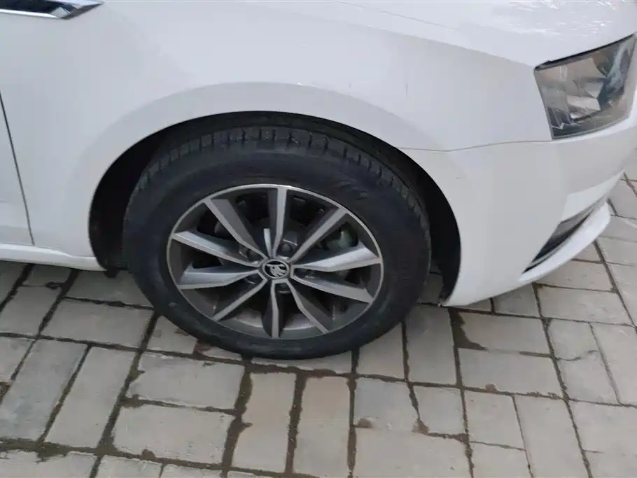 Škoda Octavia 2017 1.6L Automatic Pioneer Edition фото 6