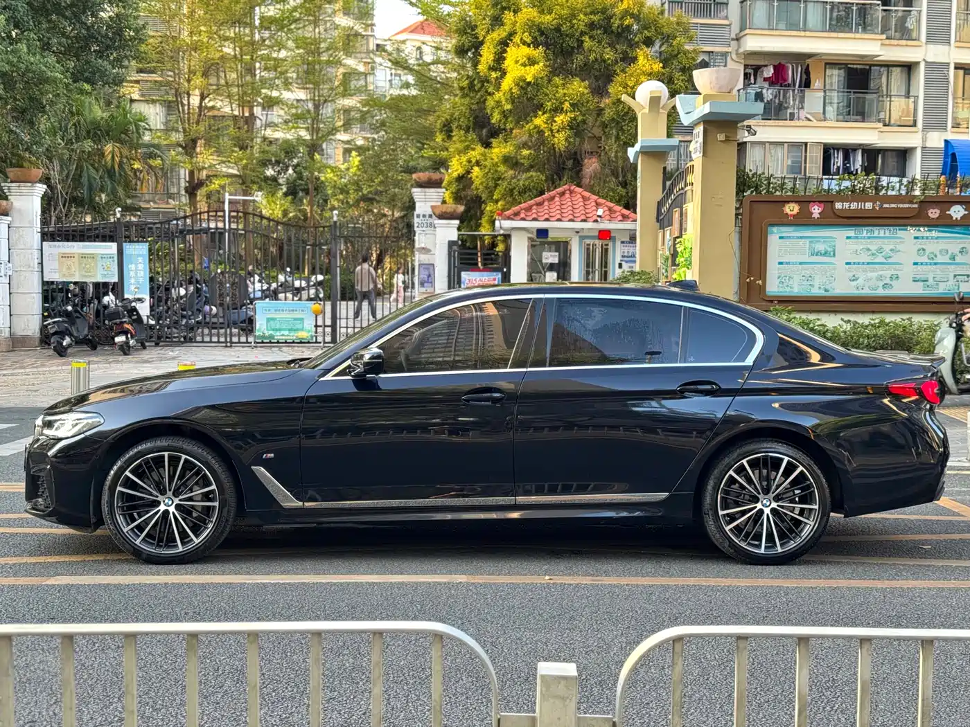 BMW 5 Series 2023 530Li Leading M Sport Package фото 16