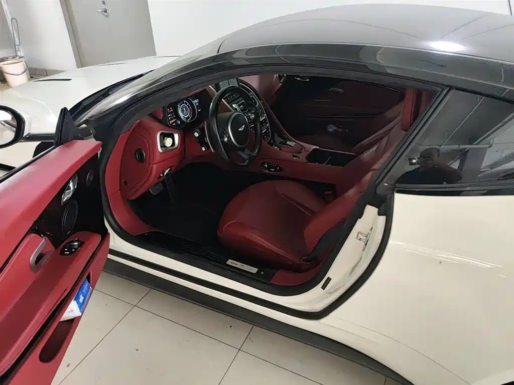 Aston Martin DB11 2017 5.2T V12 фото 5
