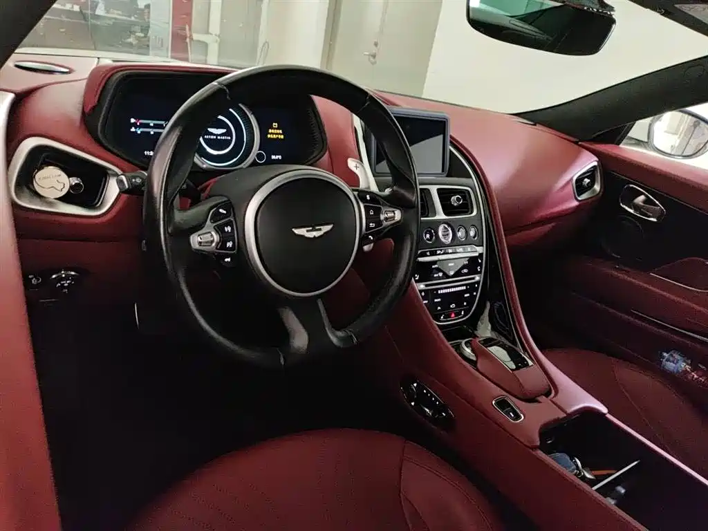 Aston Martin DB11 2017 5.2T V12 фото 7