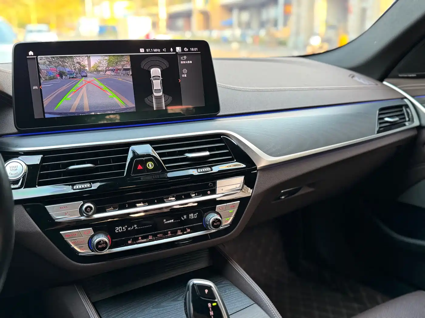 BMW 5 Series 2023 530Li Leading M Sport Package фото 9