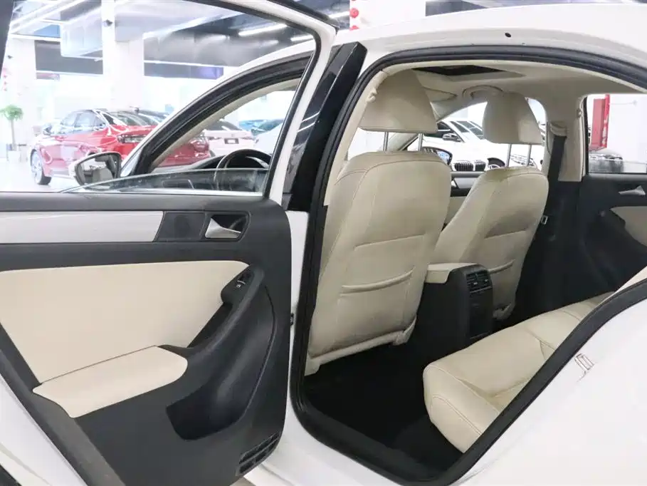 Volkswagen Sagitar 2012 1.4TSI Automatic Luxury фото 13