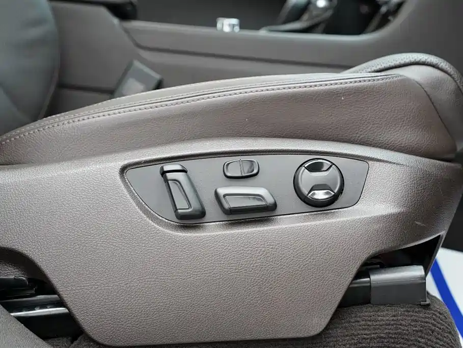 Volkswagen Touareg 2011 3.0TSI Luxury фото 31