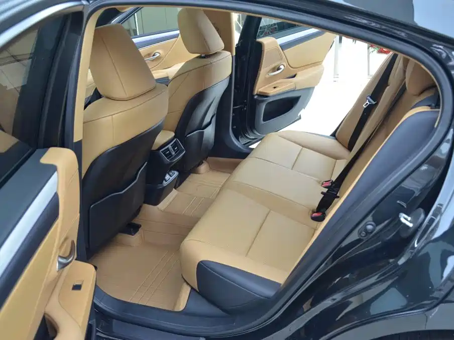 Фото 5 - Lexus ES