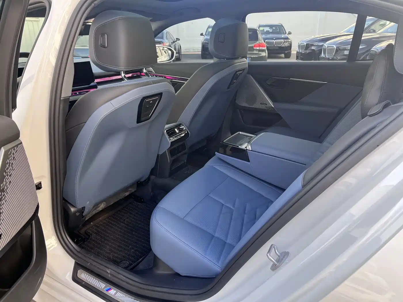 BMW i5 2024 eDrive 35L Premium Model M Sport Package фото 13
