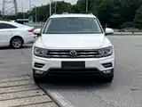 Photo 2 - Volkswagen Tiguan L