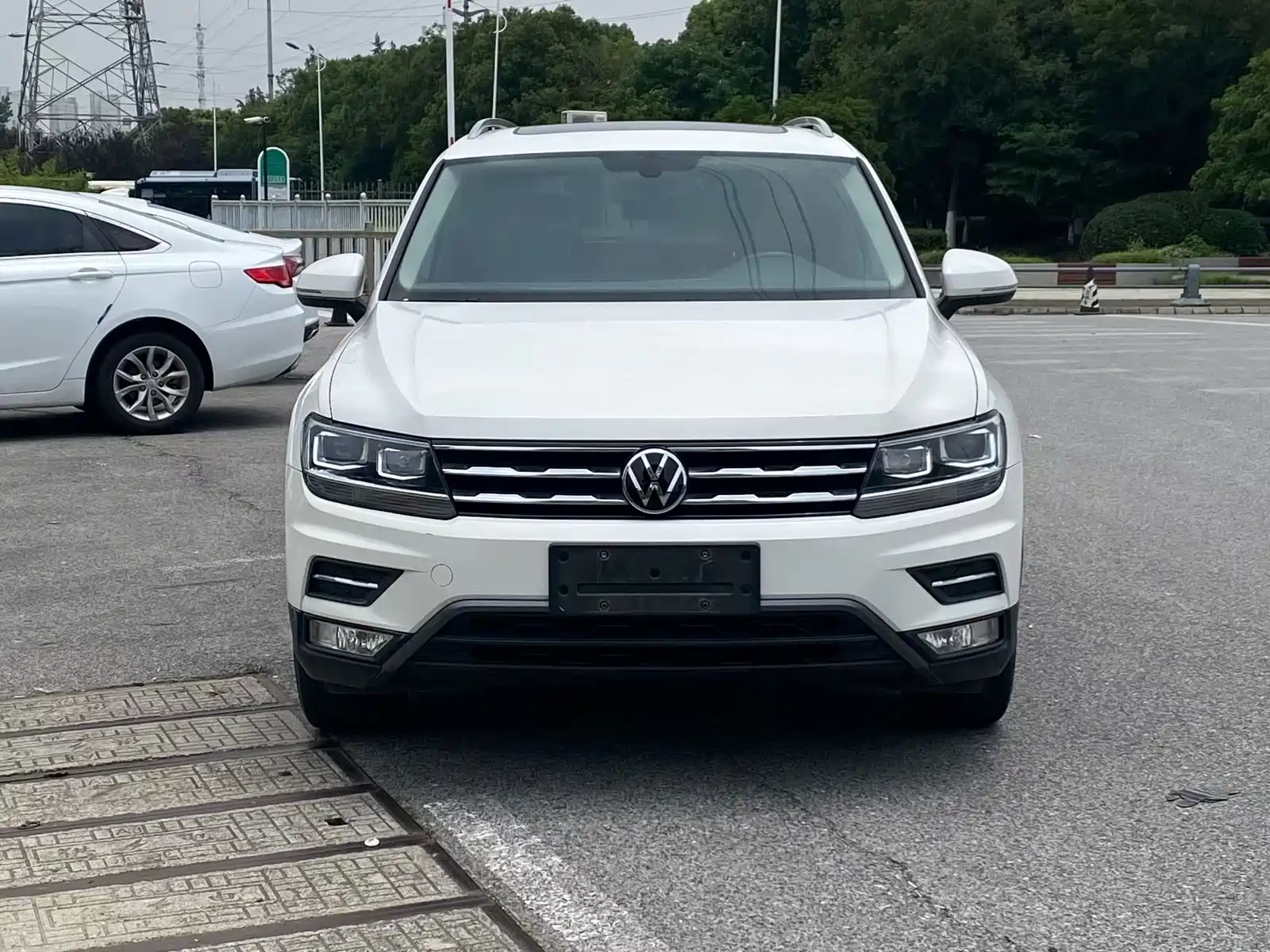Photo 2 - Volkswagen Tiguan L