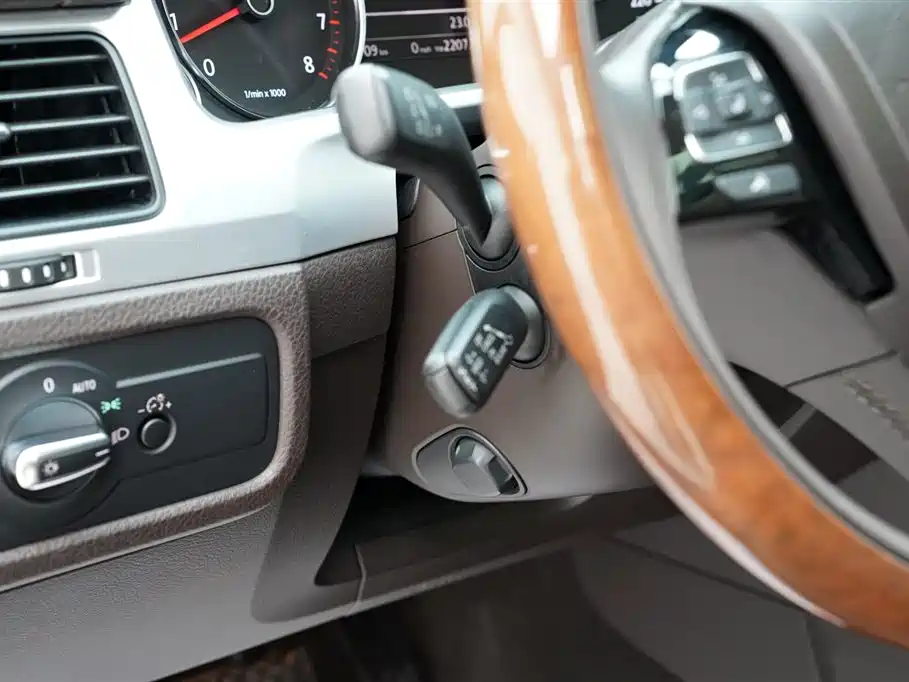 Volkswagen Touareg 2011 3.0TSI Luxury фото 33