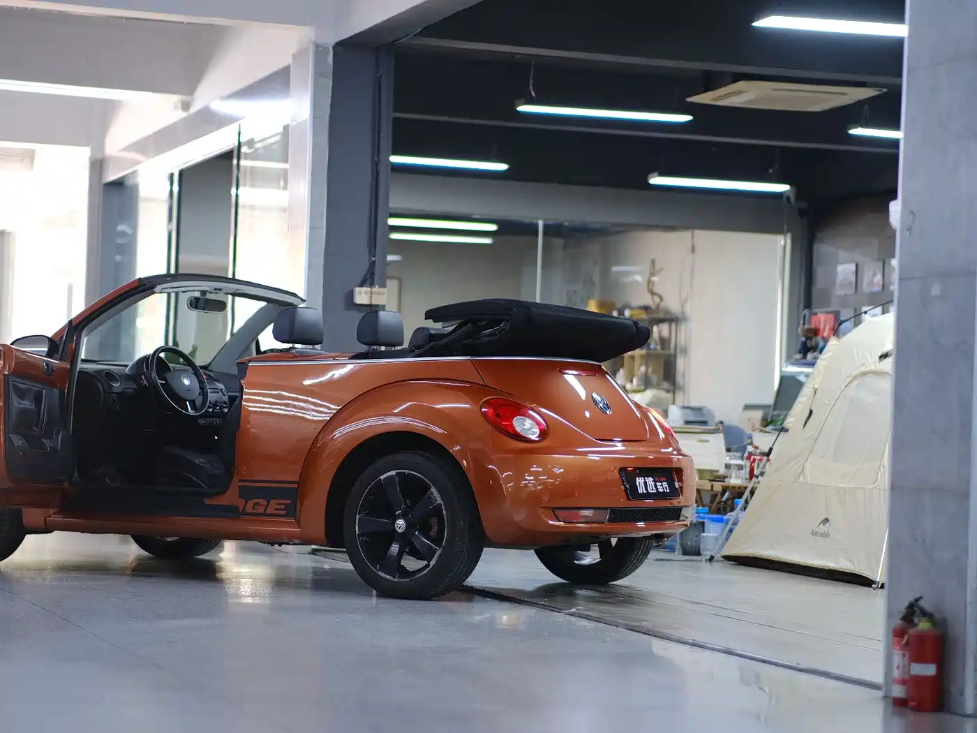 Volkswagen Beetle 2010 Model 2.0 BlackOrange Convertible Luxury Edition фото 10