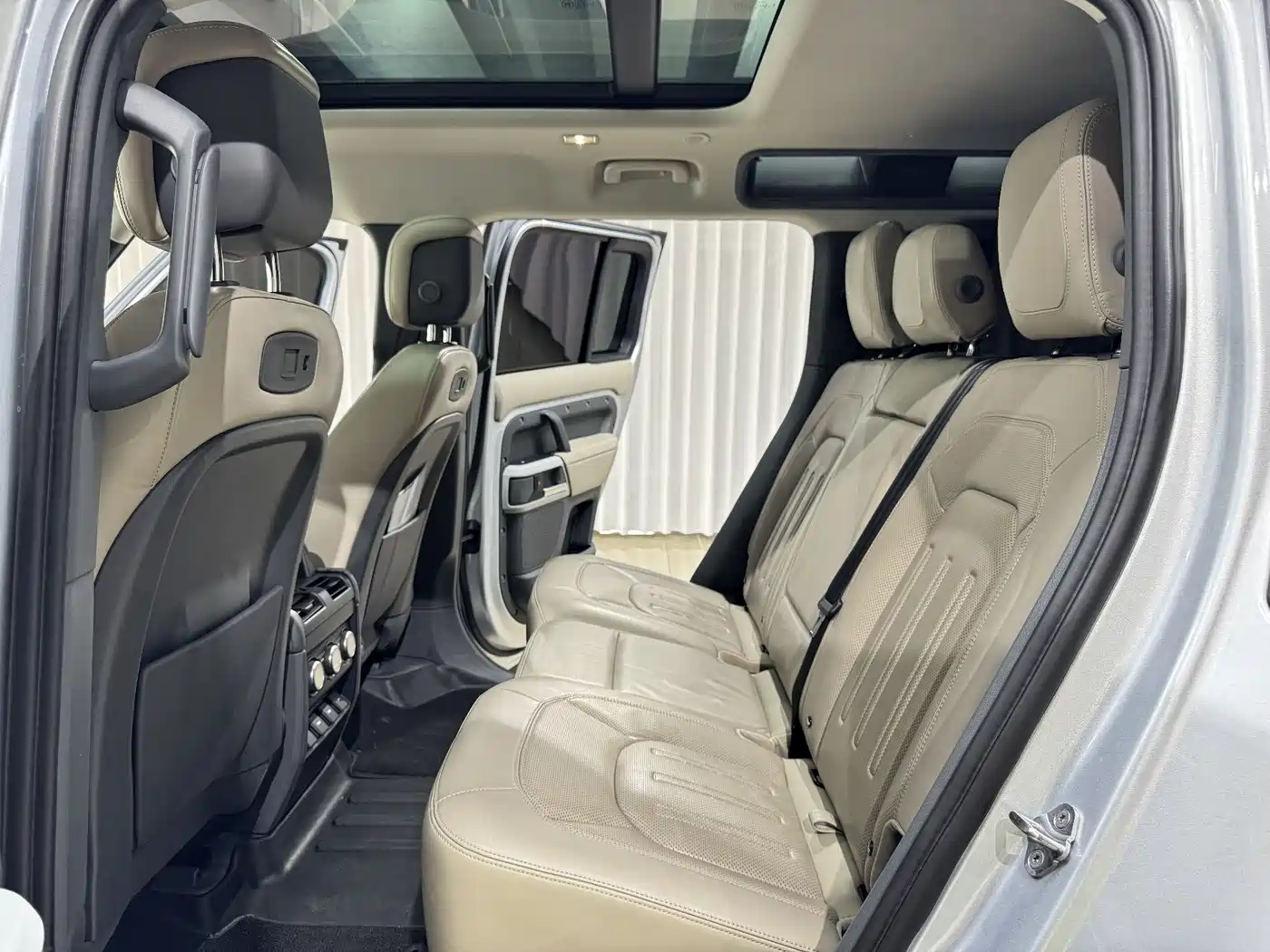 Land Rover Defender 2020 110 P400 Launch Matte Silver Special Package Edition фото 11