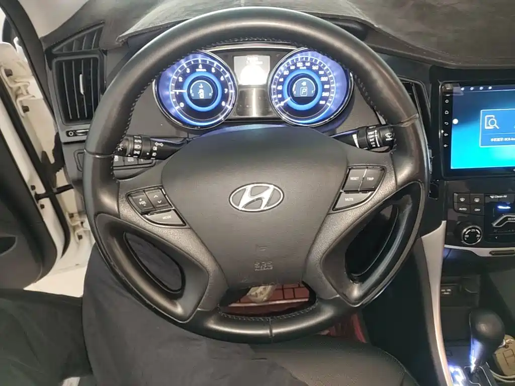 Photo 11 - Hyundai Sonata