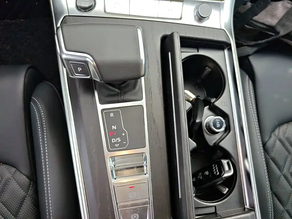 Фото 14 - Audi A6L