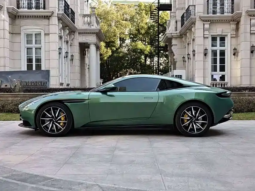 ASTON MARTIN DB11