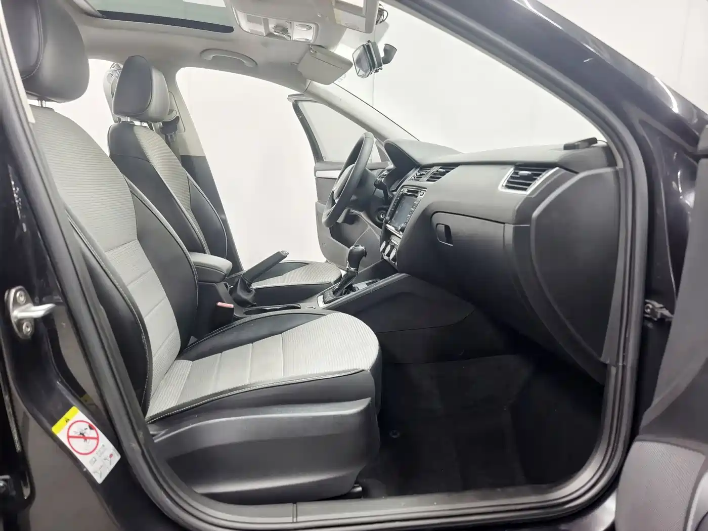 Škoda Octavia 2016 1.6L Automatic Pioneer Edition фото 13