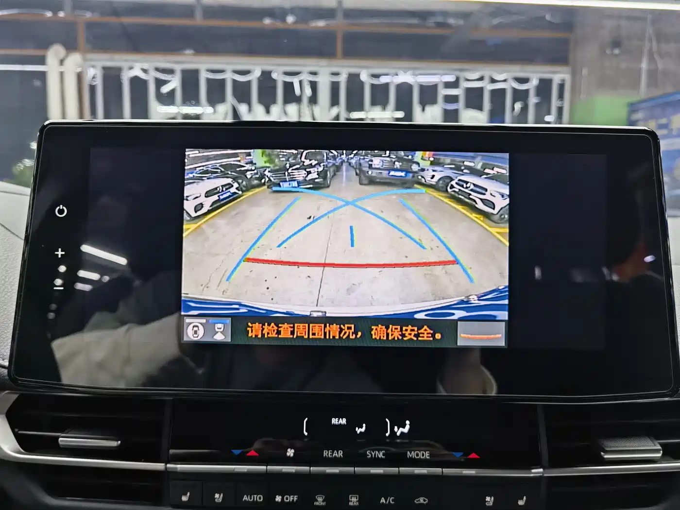 Toyota Sienna 2023 2.5L Hybrid Premium Edition фото 13