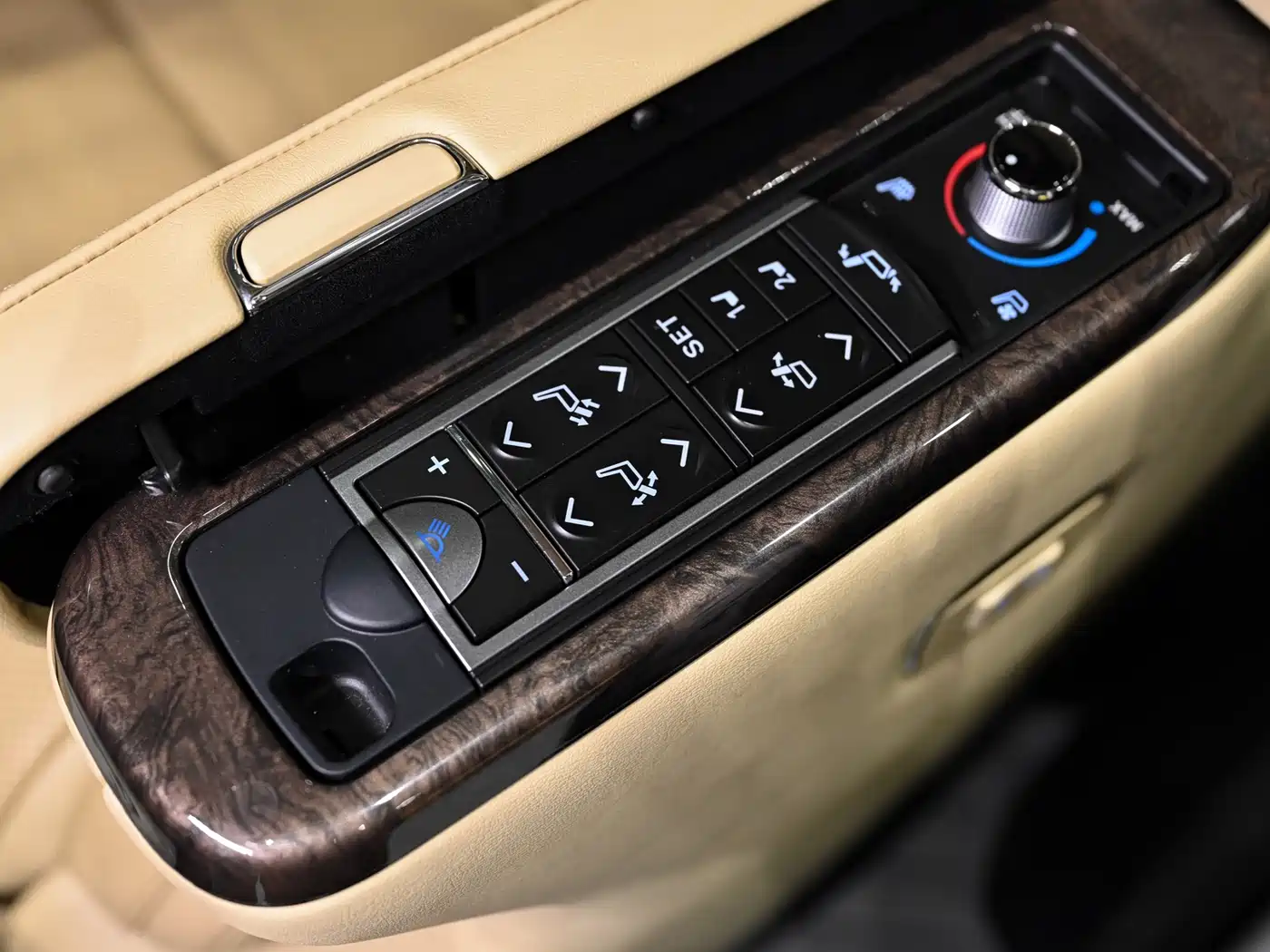 Toyota Alphard 2021 Hybrid 2.5L Premium фото 19