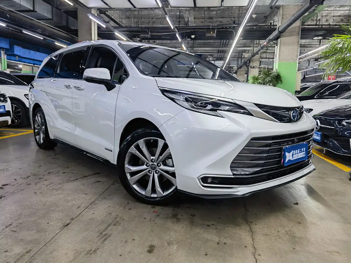 Toyota Sienna 2023 2.5L Hybrid Premium Edition фото 3