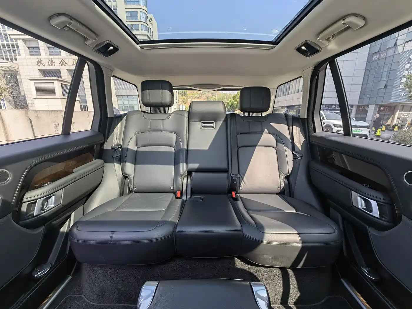 Land Rover Range Rover 2022 3.0 L6 360PS Golden Age Edition фото 14