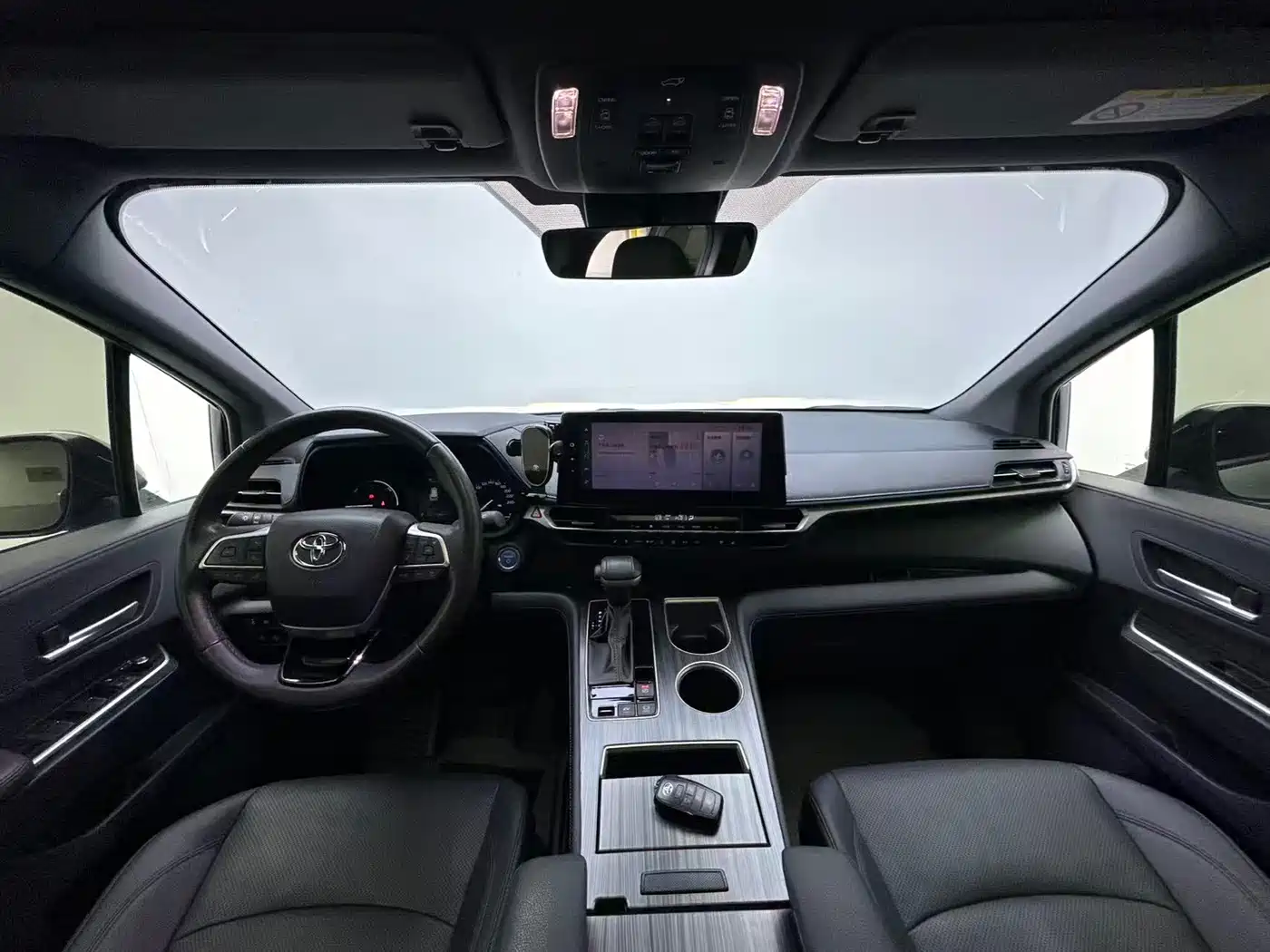 Toyota Sienna 2023 2.5L Hybrid Premium Edition фото 4