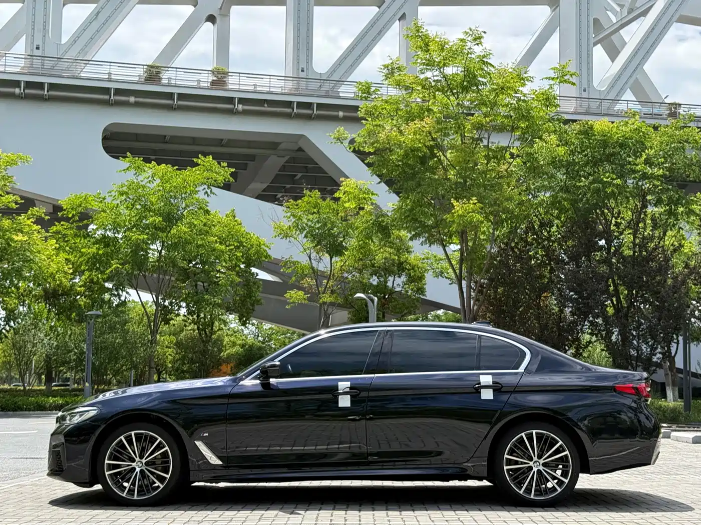 BMW 5 Series 2023 530Li Leading M Sport Package фото 4