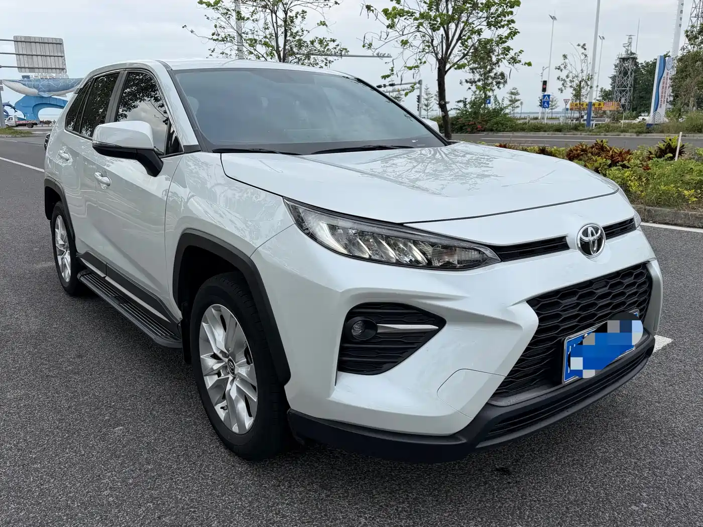 Toyota Wildlander 2023 2.0L CVT FWD LE фото 3