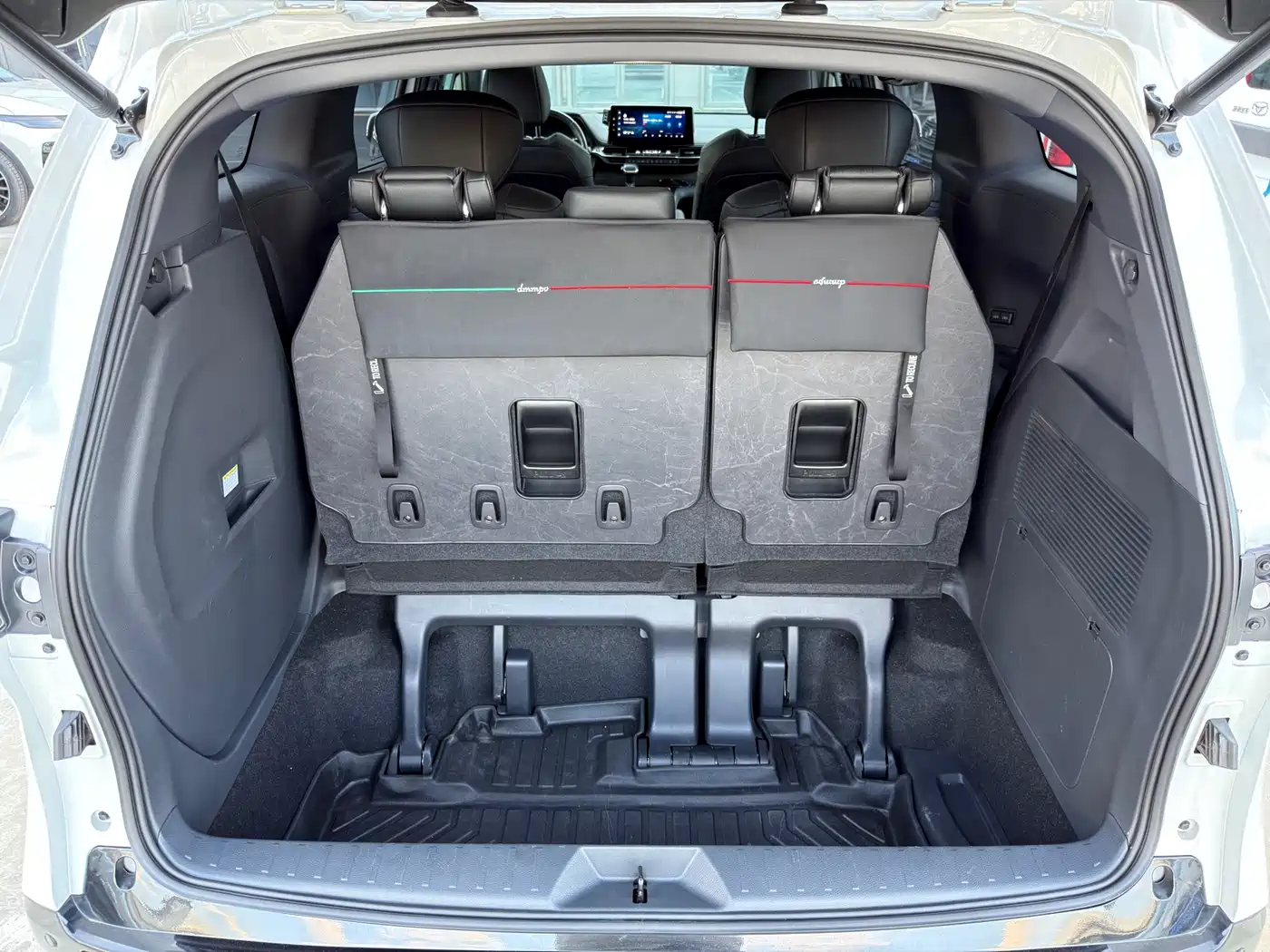 Toyota Sienna 2023 2.5L Hybrid Premium Edition фото 18
