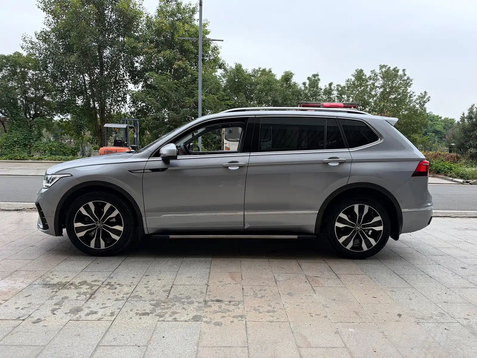 Photo 4 - Volkswagen Tiguan L