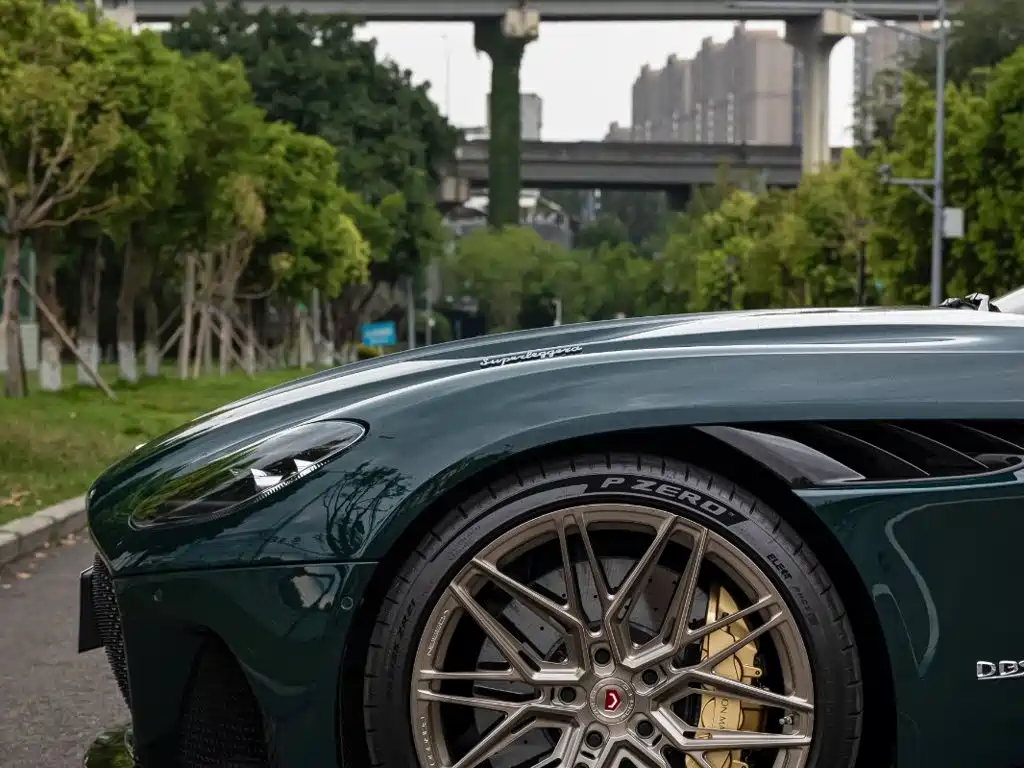Aston Martin DBS 2021 2020 DBS Superleggera V12 Coupe