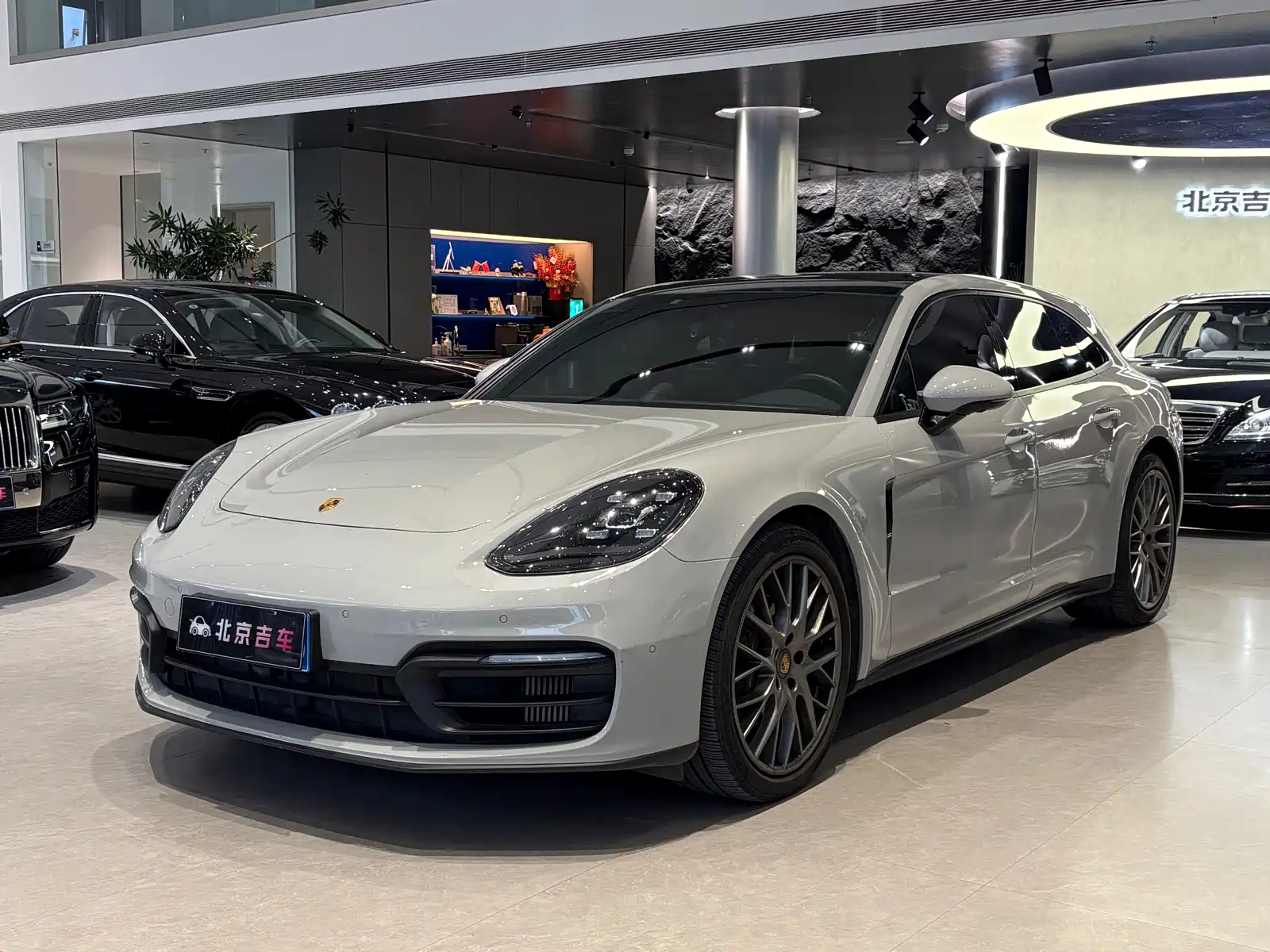 Photo 1 - Porsche Panamera