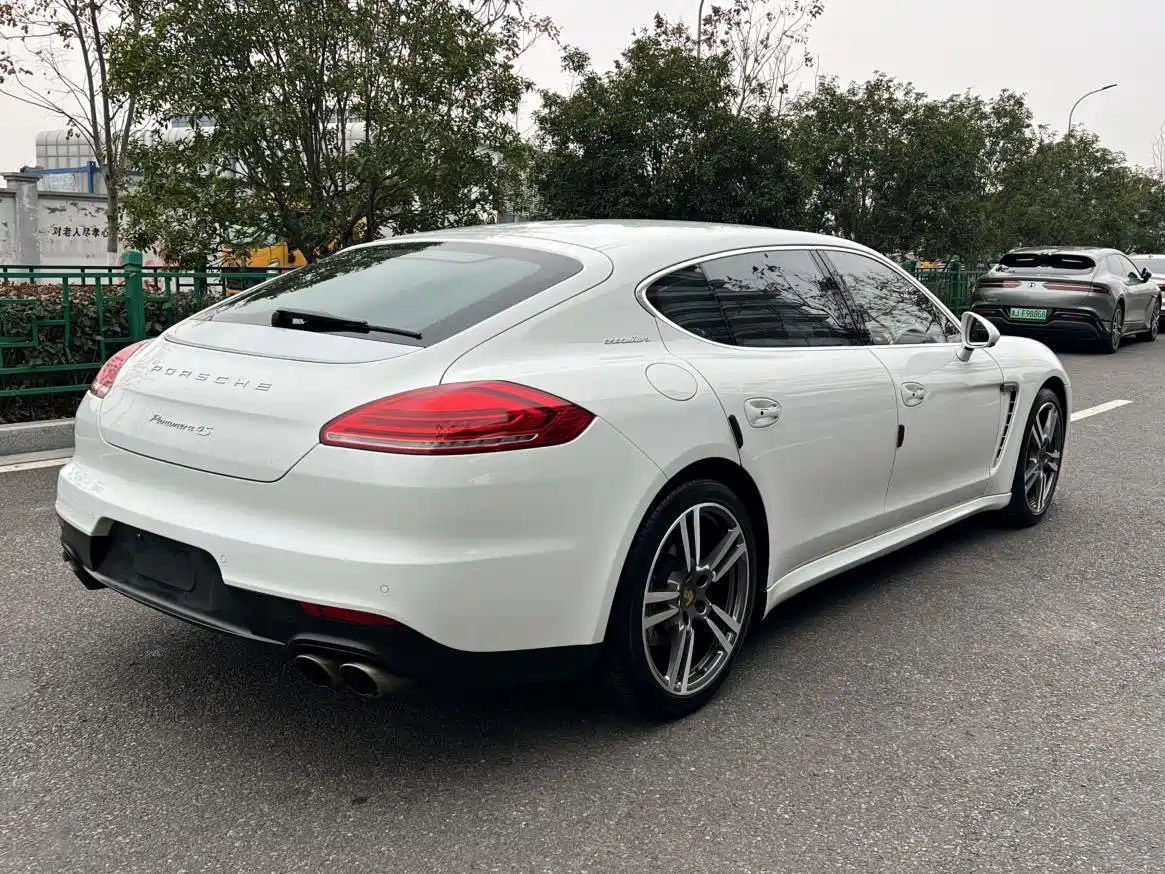 Photo 19 - Porsche Panamera