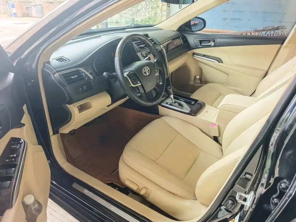Фото 2 - Toyota Camry