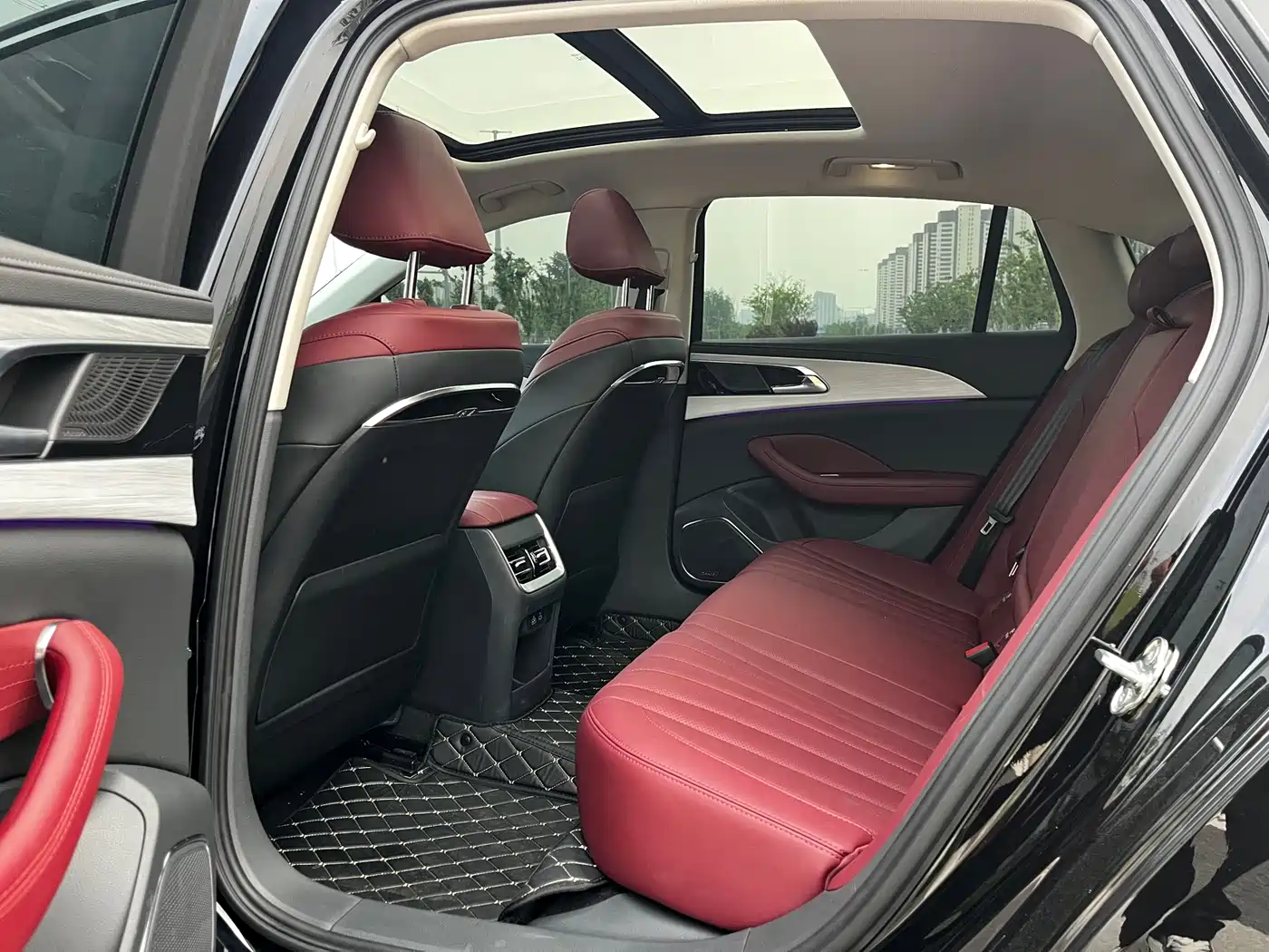 Hongqi H5 2025 2.0T Automatic Flag Celebration 500,000 Units Anniversary Edition фото 5