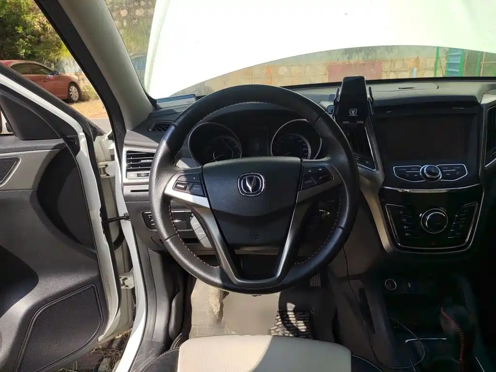 Фото 6 - Changan CS35