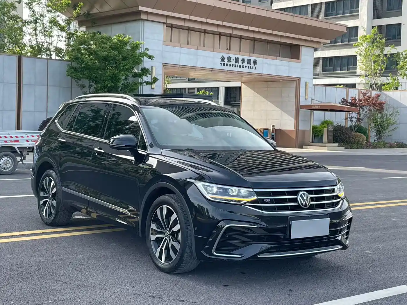Volkswagen Tiguan L 2022 330TSI Auto 2WD R-Line Premium Edition фото 3