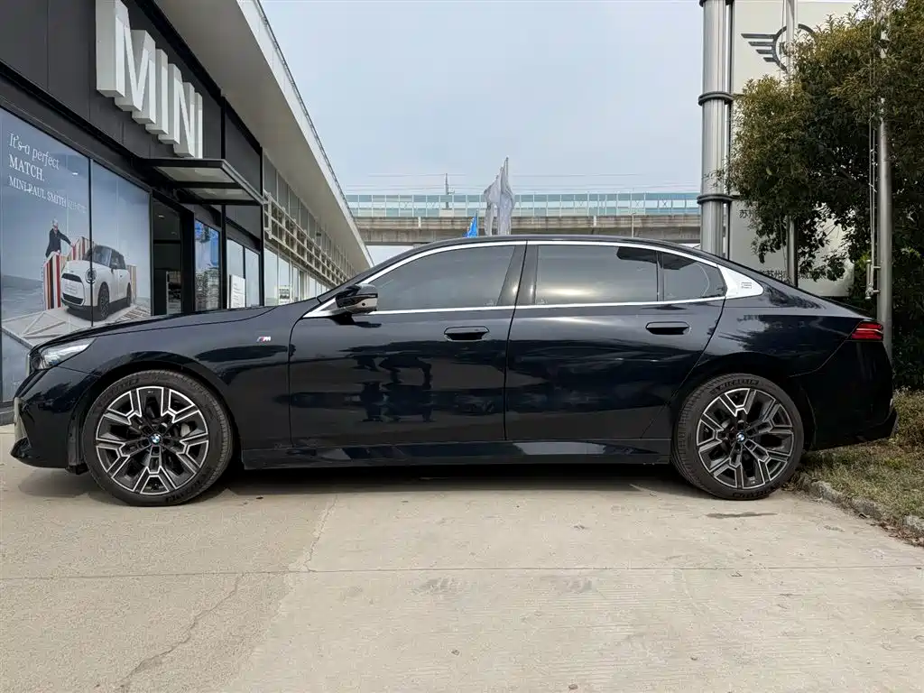 BMW 5 Series 2025 530Li Premium M Sport Package фото 5