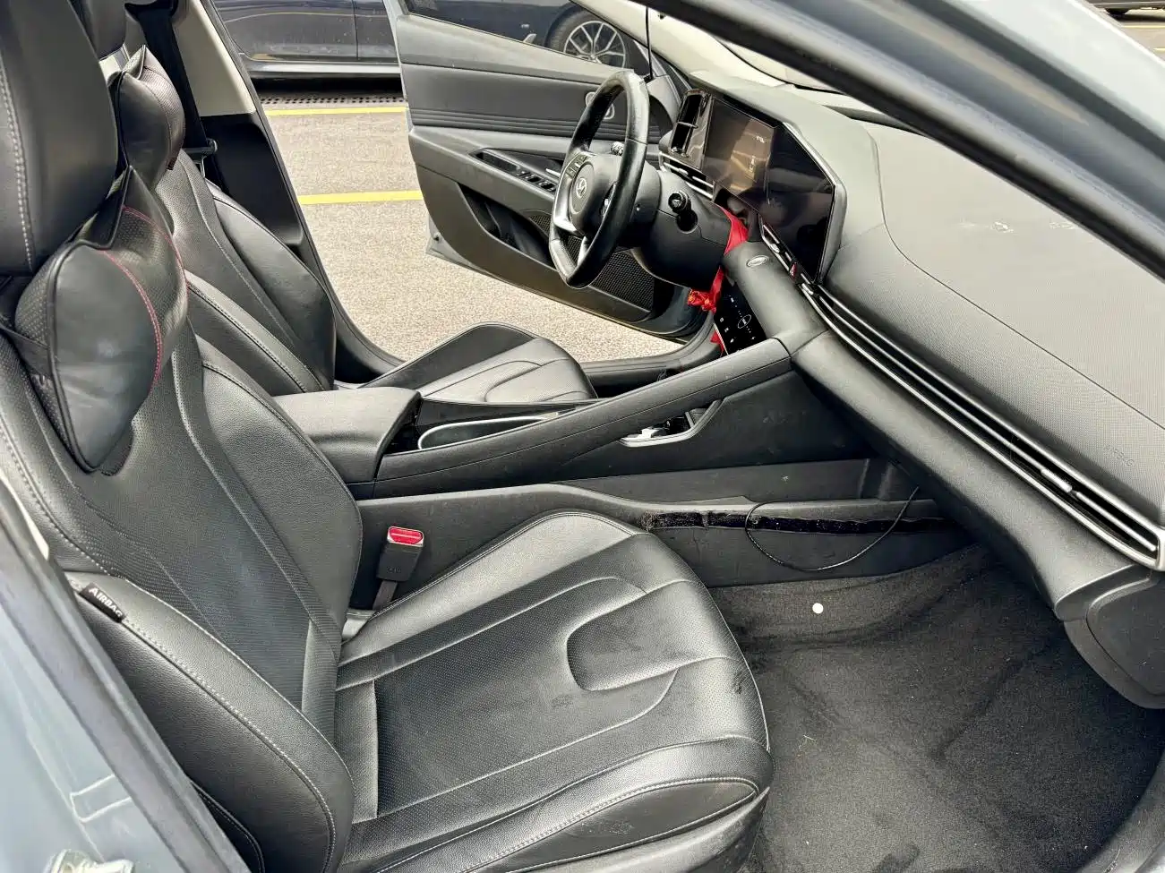 Hyundai Elantra 2021 1.5L CVT LUX Premium Edition фото 8
