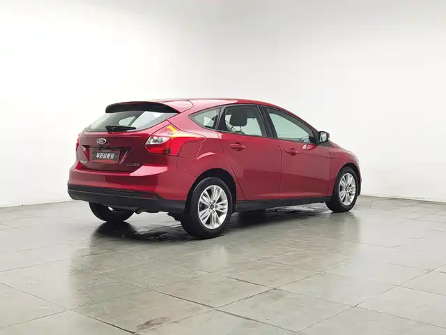 Ford Focus 2012 Hatchback 1.6L Automatic Comfort — фото 2