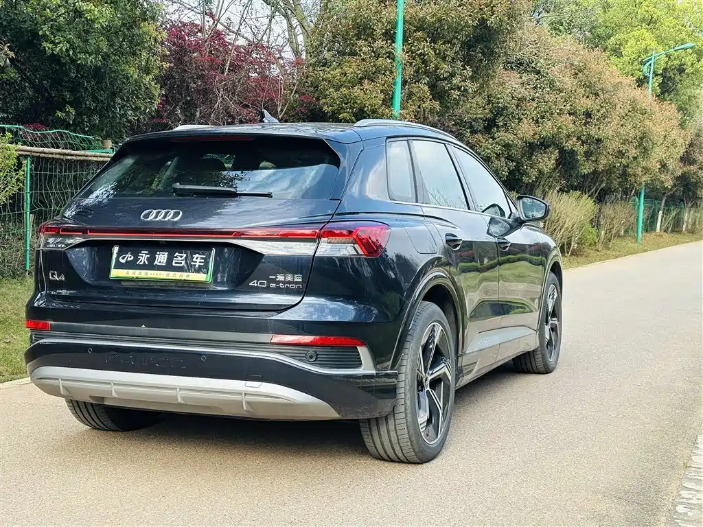 AUDI Q4 E TRON